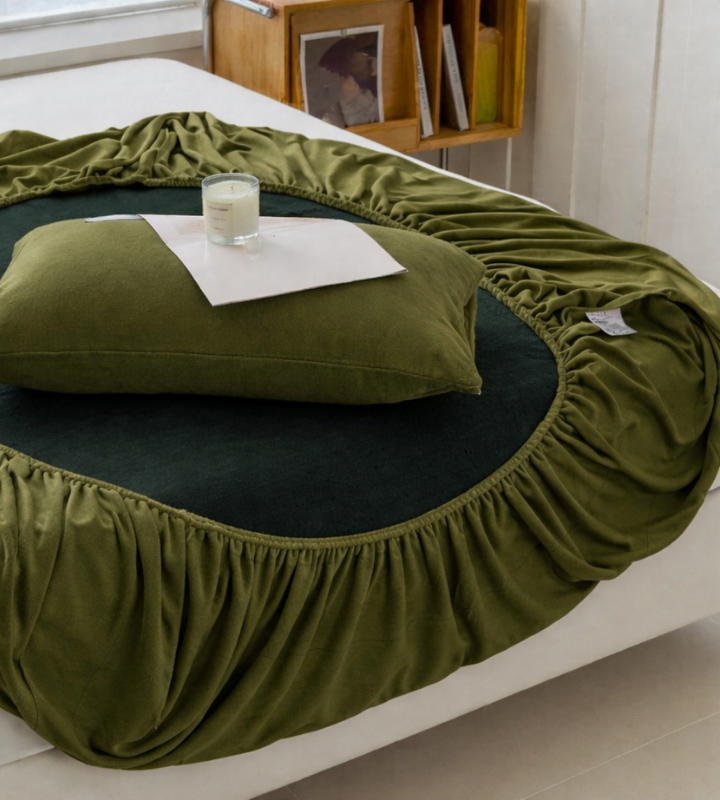 MILKY VELVET FITTED BEDSHEET WITH PILLOWS - OLIVE GREEN